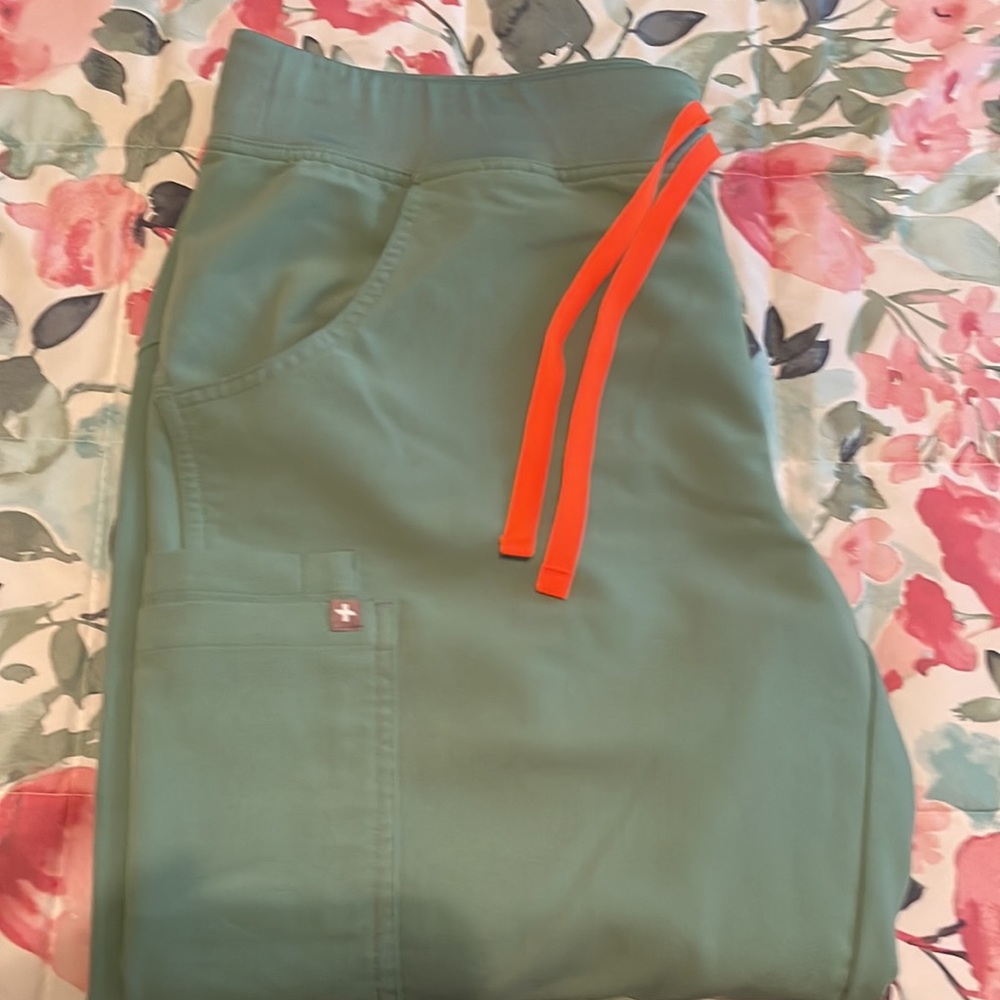 EUC- FIGS cargo scrub pants